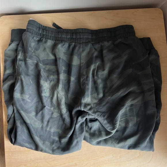 Splendid camo joggers- women medium - Picture 3 of 3